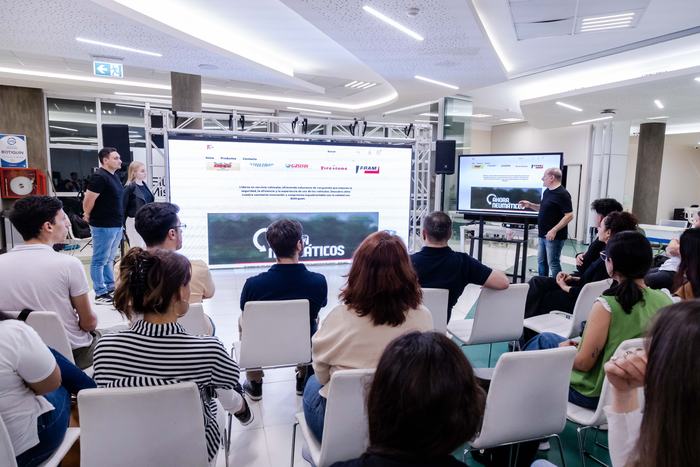 Charla sobre e-commerce y transformación digital para negocios.